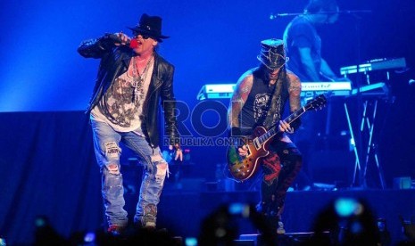  Konser Guns N' Roses (GnR) di MEIS Ancol, Jakarta, Ahad (16/12).  (Republika/Agung Supriyanto)