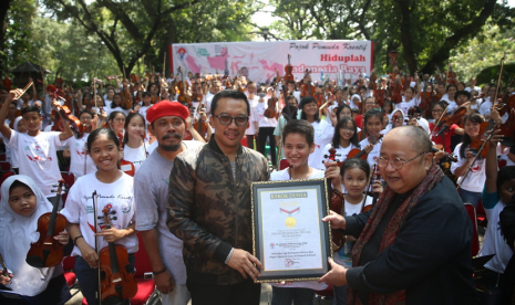 Konser Indonesia Raya dan Memainkan Lagu Indonesia Raya Dengan Orkestra di Taman oleh Pemain Terbanyak berhasil memecahkan Rekor MURI bahkan Rekor Dunia, hal ini disampaikan Menpora Imam Nahrawi didampingi istrinya Shobibah Rohmah dan Deputi Pemberdayaan Pemuda Faisal Abdullah saat membuka acara itu di Taman Suropati, Menteng, Jakarta, Ahad (5/5) pagi. 