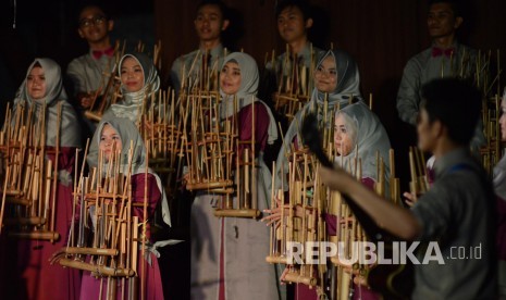 Konser Keluarga Paduan Angklung Institut Teknologi Bandung (KPA ITB) 2018, di Aula Barat ITB, Jl Ganeca, Kota Bandung, Ahad (18/2).