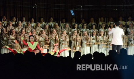 Konser Keluarga Paduan Angklung (KPA) ITB, di Aula Barat Kampus ITB, Jl Ganeca, Kota Bandung, Ahad (18/2).