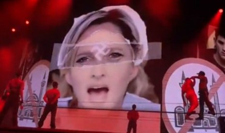 Konser Madonna yang menampilkan foto Le Pen dengan logo Swastika di dahinya