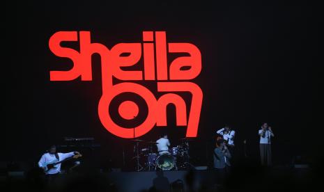 Konser Sheila On 7 yang diadakan di Lanud Soewondo, Medan, Sumatra Utara, pada Sabtu (14/9/2024) sukses menyedot perhatian ribuan penggemar yang sangat antusias menikmati setiap lagu yang dibawakan oleh band legendaris ini.