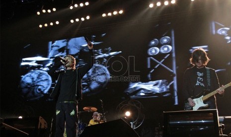 Konser The Stone Roses di Lapangan D Senayan, Jakarta, Sabtu (24/2).   (Republika/Sadly Rachman)