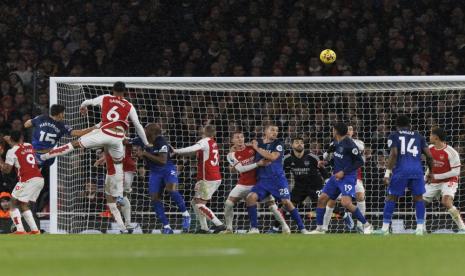 Konstantinos Mavropanos (kedua kiri) dari West Ham United mencetak gol ke gawang Arsenal dalam pertandingan Liga Primer Inggris di Stadion Emirates, London, Jumat (28/12/2023) dini hari WIB. 