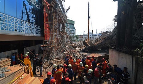 Konstruksi jembatan penghubung di kantor arsip rubuh