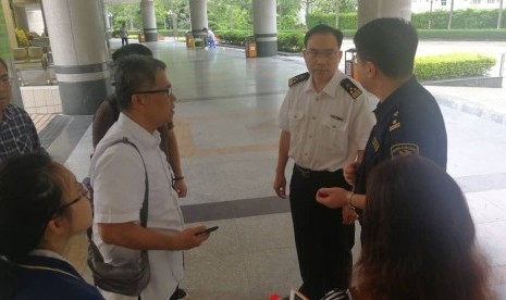 Konsul Jenderal RI di Guangzhou bertemu langsung pejabat Bea Cukai China untuk percepatan prosesi pemulangan jenazah almarhum Bapak Sutopo Purwo Nugroho dari Guangzhou, Cina ke Indonesia. Ahad (7/7). 