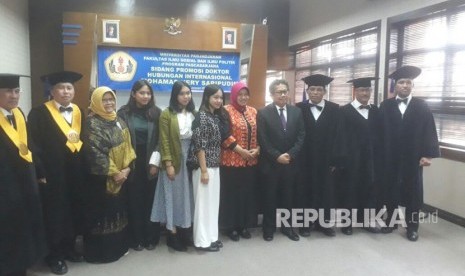 Konsul Jenderal RI di Konsulat Jenderal Kementerian Luar Negeri (Kemenlu) di Jeddah, Arab Saudi, Mohamad Hery Saripudin berhasil meraih gelar doktor di Universitas Padjajaran (Unpad) Bandung, Jumat (12/1).