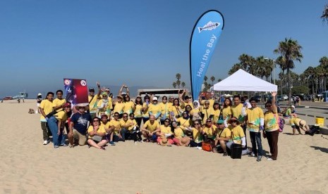 Konsulat Jenderal RI di Los Angeles mengadakan kegiatan membersihkan pantai di Santa Monica, Los Angeles, Amerika Serikat (AS), Ahad (22/9) waktu setempat.