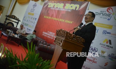 Konsultan Keuangan Muhammad Syafi'i Antonio memberikan pemaparan saat menjadi pembicara dalam dialog kebangsaan dalam rangkaian Days of Islamic Economics Revival (DINAR) 2017 yang digelar di Alhambra Multifunction Hall Kampus STEI Tazkia, Sentul, Bogor, Jawa Barat, Kamis (11/5).