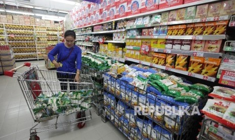 Konsumen berbelanja kebutuhan rumah tangga di supermarket. ilustrasi