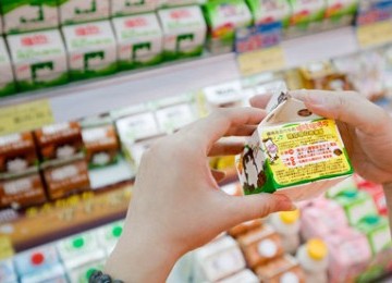 Konsumen Cina memeriksa kandungan isi sebuah produk makanan kemasan