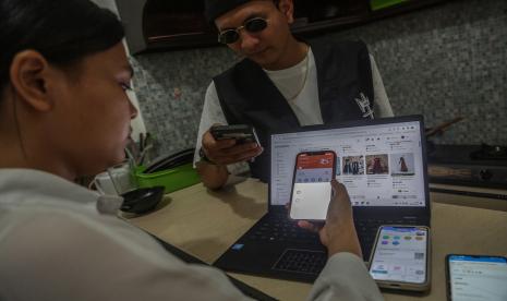 Konsumen melakukan transaksi pembelian dari situs e-commerce menggunakan aplikasi Mobile Banking di Palangka Raya, Kalimantan Tengah, Senin (2/5/2022). President Director PT Bank Seabank Indonesia Sasmaya Tuhuleley mengatakan bank digital dapat membantu mendorong perekonomian di Indonesia lebih inklusif di tengah era digitalisasi saat ini.