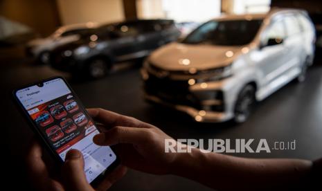 Konsumen melihat media sosial terkait kendaraan di dealer Auto2000 Sudirman, Menara Astra, Jakarta, Selasa (21/9/2021). Bank Indonesia (BI) memperpanjang kebijakan pelonggaran ketentuan uang muka alias Down Payment (DP) kredit kendaraan bermotor menjadi paling sedikit nol persen. 