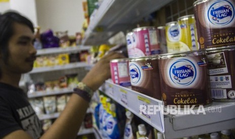 Konsumen memilih produk susu kental manis di salah satu mini market di Pasar Baru, Jakarta, Jumat (6/7).