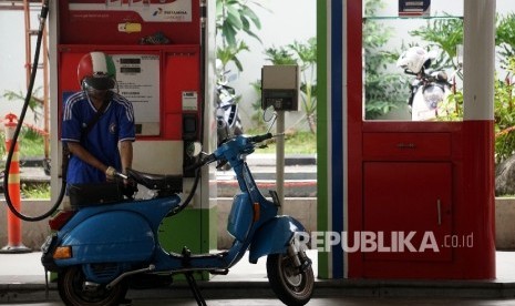  Konsumen mengisi Bahan Bakar Minyak (BBM) pada kendaraan di SPBU Kuningan, Jakarta, Ahad (9/7). 