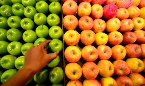 Konsumsi buah dan sayur secara rutin untuk menjaga kesehatan.