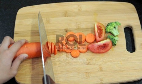 Konsumsi makanan seperti tomat dan sayur untuk cegah penuaan kulit.