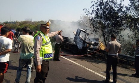 Kontainer berwarna putih hangus terbakar, setelah terlibat kecelakaan beruntun di Tol Cipularang KM 91+600 jalur B, Purwakarta.