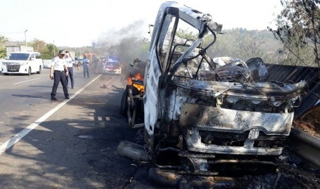 Kontainer berwarna putih hangus terbakar, setelah terlibat kecelakaan beruntun di Tol Cipularang KM 91+600 jalur B, Purwakarta.