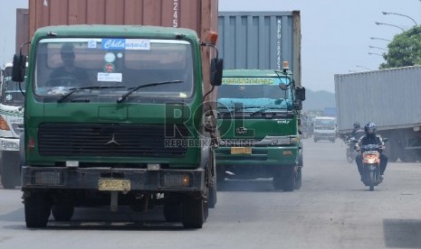  Kontainer melintasi Jalan Raya Cilincing, Jakarta Utara, Kamis (26/2). 