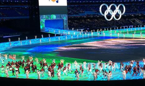 Olimpiade Musim Dingin Saat Covid-19 dan Isu Pemboikotan. Foto: Kontingen Amerika Serikat mengikuti parade pembukaan Olimpiade Musim Dingin 2022 di Stadion Nasional Beijing, Beijing, China, Jumat (4/2/2022).