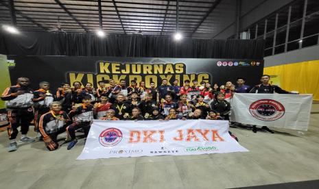 Kontingen DKI Jakarta merayakan keberhasilan mereka menjadi juara umum Kejuaraan Nasional (Kejurnas) Kickboxing Indonesia ke-IV di Mall Botania 2, Batam, Kepulauan Riau.