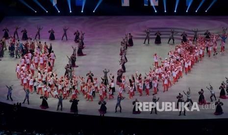 Kontingen Indonesia melakukan defile dalam pembukaan SEA Games 2019 di Philippine Arena, Bulacan, Filipina, Sabtu (30/11/2019).