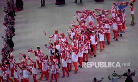 Kontingen Indonesia melakukan defile dalam pembukaan SEA Games 2019 di Philippine Arena, Bulacan, Filipina, Sabtu (30/11/2019). 