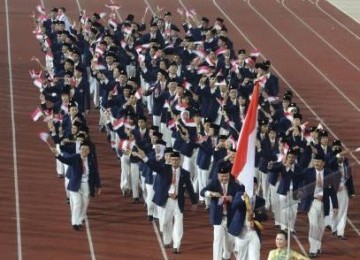 Kontingen Indonesia melambaikan bendera Merah Putih saat defile pembukaan Sea Games Laos 2009 di National Sport Complex, Vientiane, Laos.