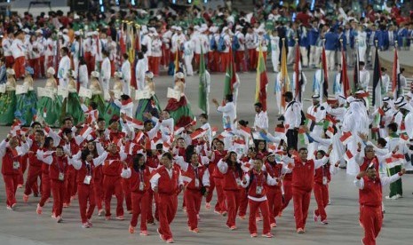 Kontingen Indonesia mengibarkan bendera Merah Putih ketika pembukaan Asian Games 2014 di Incheon, Korsel, Jumat (19/9). 