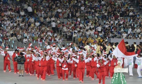 Kontingen Indonesia mengibarkan bendera Merah Putih ketika pembukaan Asian Games 2014 di Incheon, Korsel, Jumat (19/9). 