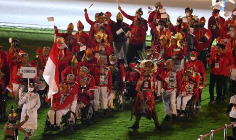 Kontingen Indonesia mengibarkan bendera merah putih saat defile pada pembukaan ASEAN Para Games 2022 di Stadion Manahan, Solo, Jawa Tengah, Sabtu (30/7/2022). 