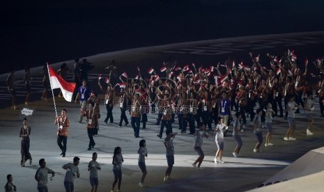 Kontingen indonesia mengikuti defile atlet ketika pembukaan Sea Games ke-28 Singapura di National Stadium, Singapura, Jumat (5/6).(Antara Foto/Wahyu Putro)