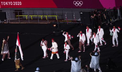 Kontingen Indonesia mengikuti defile dalam pembukaan Olimpiade Tokyo 2020 di Stadion Nasional, Tokyo, Jepang, Jumat (23/7/2021).