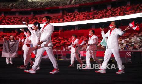 Kontingen Indonesia saat mengikuti defile dalam pembukaan Olimpiade Tokyo 2020 di Stadion Nasional, Tokyo, Jepang, Jumat (23/7/2021).