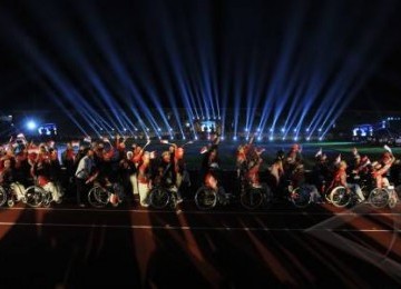 Kontingen Indonesia mengikuti parade atlet saat pembukaan ASEAN Paragames VI di Stadion Manahan, Solo, Jawa Tengah, Kamis (15/12). 