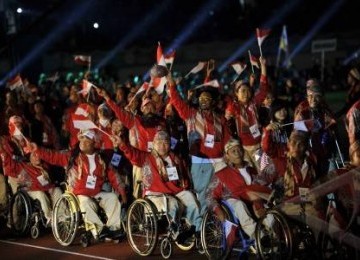 Kontingen Indonesia mengikuti parade atlet saat pembukaan ASEAN Paragames VI di Stadion Manahan, Solo, Jawa Tengah, Kamis (15/12). 