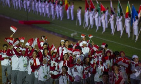  Kontingen Indonesia mengikuti parade atlet saat pembukaan Islamic Solidarity Games (ISG) III di Stadion Gelora Sriwijaya, Komplek Olahraga Jakabaring, Palembang, Sumatera Selatan, Ahad (22/9).  (Antara/Ismar Patrizki)