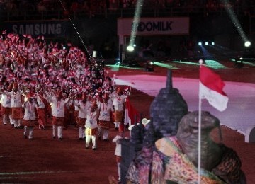 Kontingen Indonesia mengikuti parade atlet saat pembukaan Sea Games XXVI di Stadion Jakabaring, Palembang, Sumatera Selatan, Jumat (11/11).