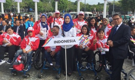 Kontingen Indonesia pada upacara penyambutan kontingen negara peserta ASEAN Para Games 2017 di Stadion Bukit Jalil, Malaysia, Sabtu (16/9).