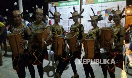 Kontingen Indonesia usai menampilkan Tarian Daerah dari Suku Dayak Bahau, Kalimantan Timur di Jambore ASEAN. Di ajang ini, kontingen Indonesia menjadi juara 3.