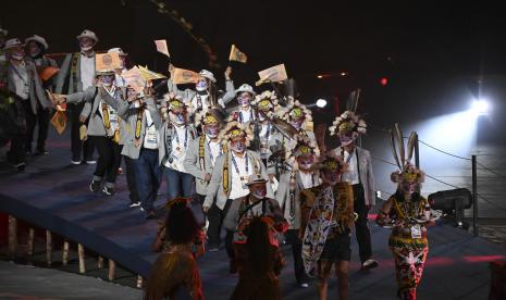 Kontingen Kalimantan Timur mengikuti defile Upacara Pembukaan PON Papua di Stadion Lukas Enembe, Kompleks Olahraga Kampung Harapan, Distrik Sentani Timur, Kabupaten Jayapura, Papua, Sabtu (2/10/2021). 