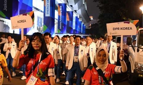 Kontingen Korea Selatan (Korsel) dan Korea Utara (Korut) bersiap mengikuti Upacara Pembukaan Asian Games ke-18 Tahun 2018 di Stadion Utama GBK, Jakarta, Sabtu (18/8). 