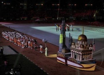 Kontingen Malaysia mengikuti parade atlet saat pembukaan Sea Games XXVI di Stadion Jakabaring, Palembang, Sumatera Selatan, Jumat (11/11).