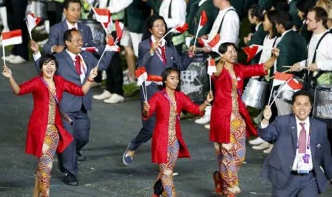 Kontingen Olimpiade Indonesia mengikuti parade atlet pada upacara pembukaan Olimpiade London 2012.