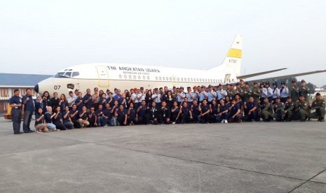 Kontingen Penjemput obor api Asian Games 2018 melakukan foto bersama di Pangkalan Udara Militer Halim Perdanakusuma, Jakarta, Sabtu (14/7).