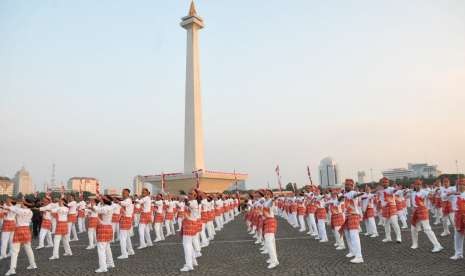 Kontingen Setjen MPR berpartisipasi dalam pemecahan rekor Senam Poco-Poco, Ahad (5/8).