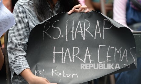 KontraS, YLBHI bersama Aliansi Orang Tua Korban Vaksin Palsu menggelar aksi solidaritas di RS Harapan Bunda, Jakarta, Rabu (20/7).  (Republika/  Wihdan) 