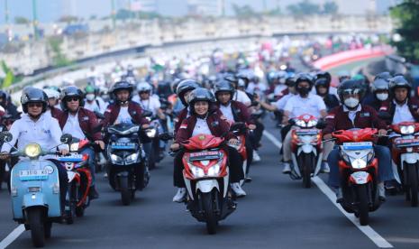 Konvoi Electriv Vehicle (EV) Funday dari Silang Barat Daya Monas dan berakhir di Plaza Timur Gelora Bung Karno Senayan pada Ahad (18/12/2022).