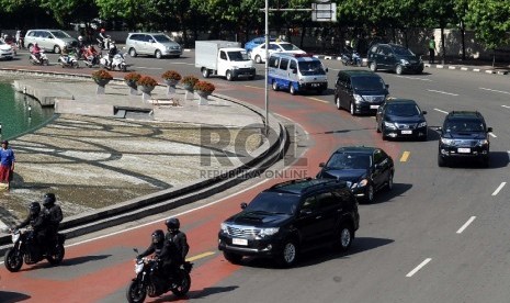 Konvoi kendaraan delegasi peserta KAA melintas di kawasan Bundaran HI, Senin (20/4). Republika/ Tahta Aidilla)